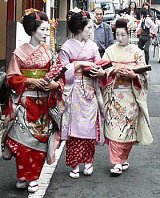 Geishas dans la rue 